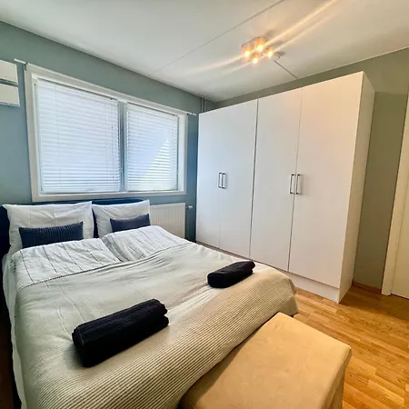Executive 2-bedroom Lift Street Parking 8 Guests *