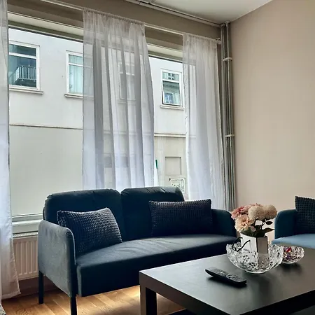 Executive 2-bedroom Lift Street Parking 8 Guests *