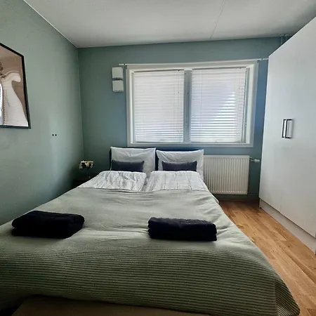 Executive 2-bedroom Lift Street Parking 8 Guests