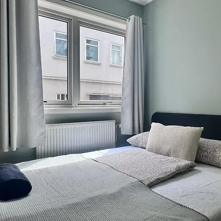 Executive 2-bedroom Lift Street Parking 8 Guests *