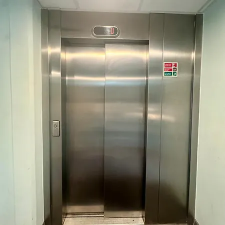 Executive 2-bedroom Lift Street Parking 8 Guests 公寓